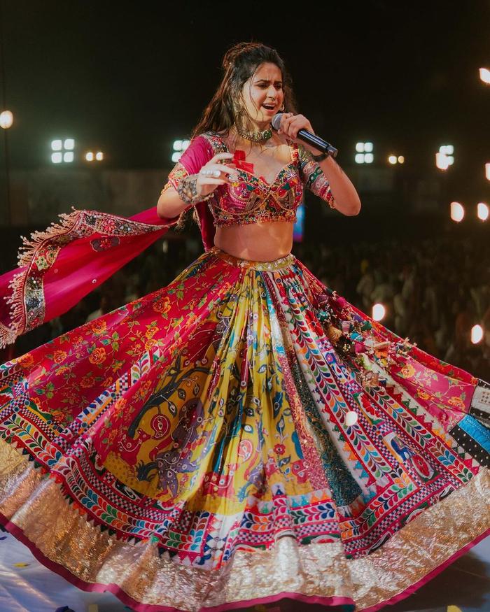 Kinjal Dave performing live on stage in colorful Gujarati lehenga — concert hosted by Aalsiiindian in Toronto Canada